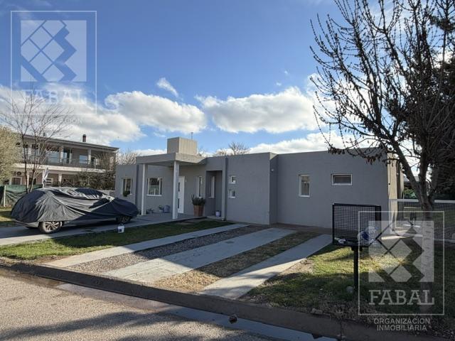 Casa · 147m² · 3 Ambientes · 2 Cocheras