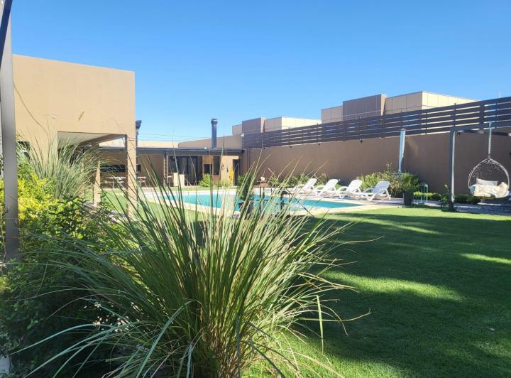 Casa · 1020m² · 3 Dormitorios · 2 Cocheras