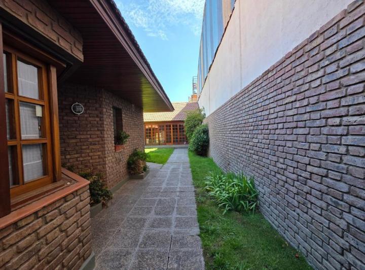 Casa · 230m² · 10 Ambientes · 2 Cocheras