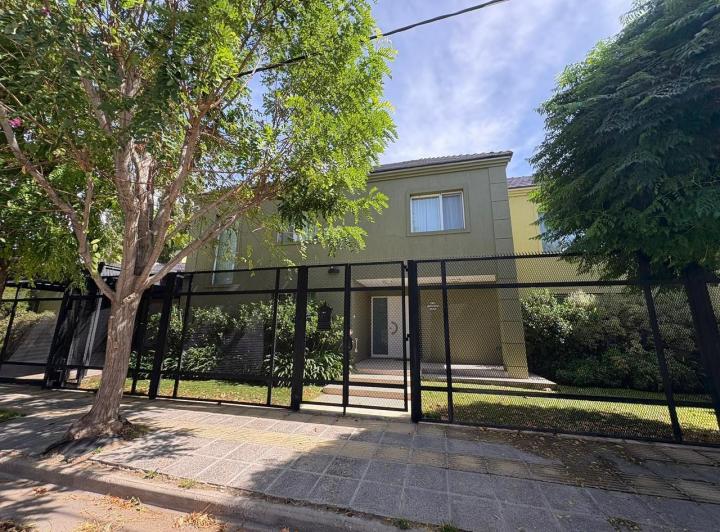 Casa · 314m² · 4 Dormitorios · 1 Cochera