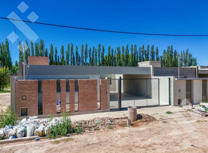 Casa · 141m² · 5 Ambientes · 2 Cocheras