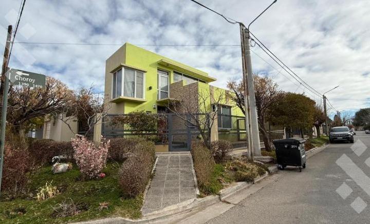 Casa · 200m² · 5 Ambientes · 1 Cochera