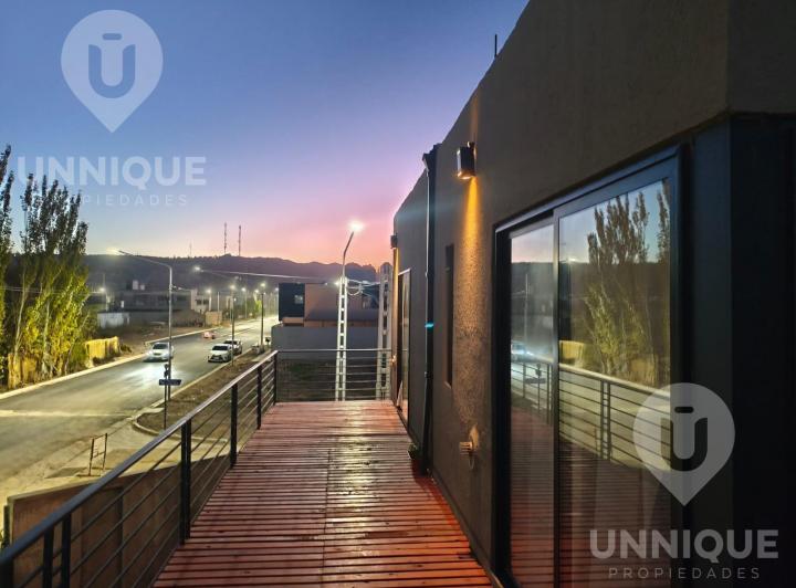 Casa · 300m² · 3 Ambientes · 2 Cocheras