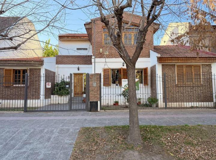 Casa · 417m² · 11 Ambientes · 2 Cocheras