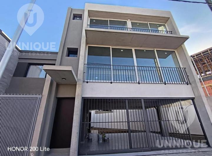 Casa · 105m² · 3 Ambientes · 2 Cocheras