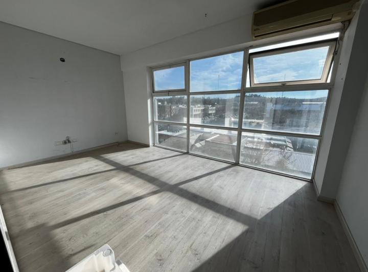 Oficina comercial · 73m² · 6 Ambientes · 2 Cocheras