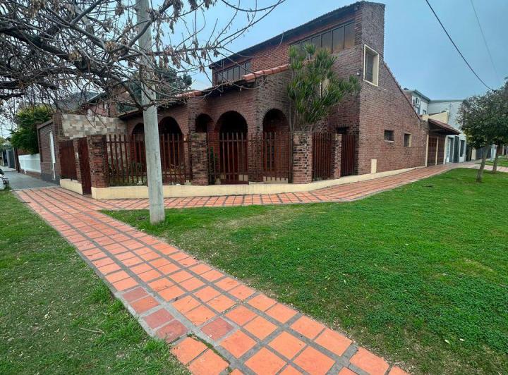 Casa · 170m² · 4 Ambientes · 3 Cocheras