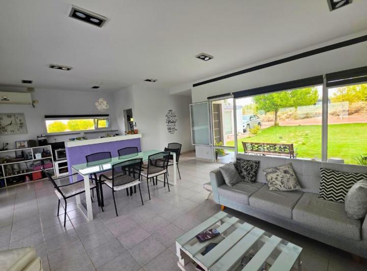 Casa · 85m² · 4 Ambientes · 3 Cocheras