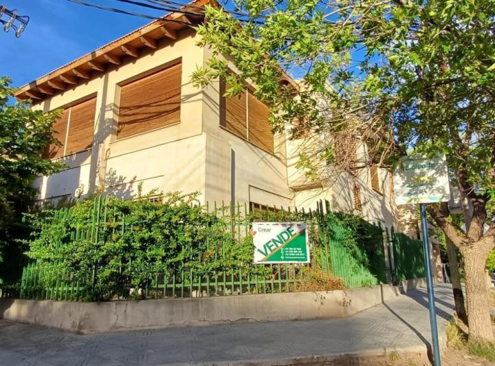 Casa · 250m² · 8 Ambientes · 1 Cochera