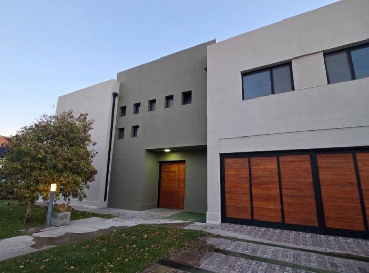 Casa · 326m² · 5 Ambientes · 2 Cocheras