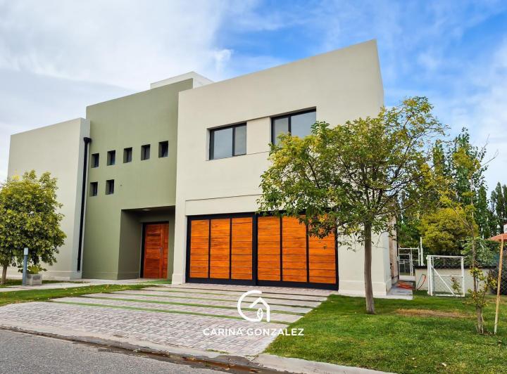 Casa · 326m² · 7 Ambientes · 2 Cocheras