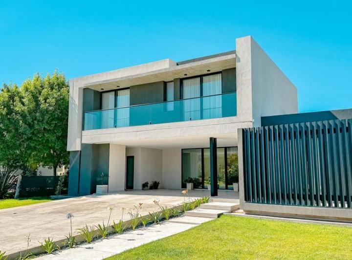 Casa · 310m² · 6 Ambientes · 4 Cocheras