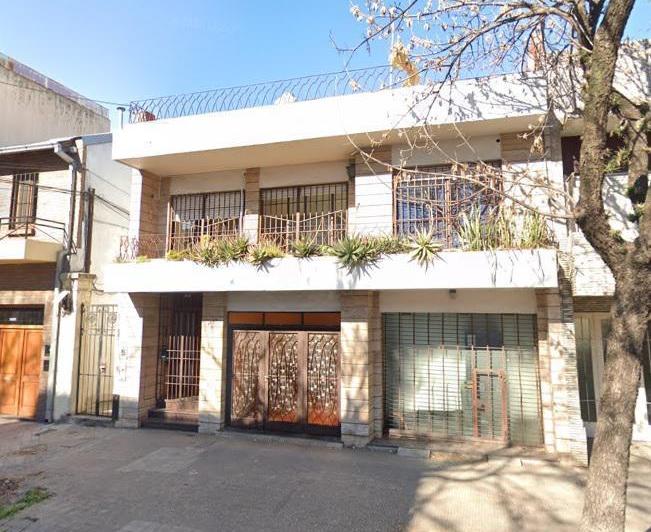 Casa · 230m² · 8 Ambientes · 1 Cochera