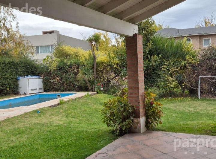 Casa · 200m² · 5 Ambientes · 2 Cocheras