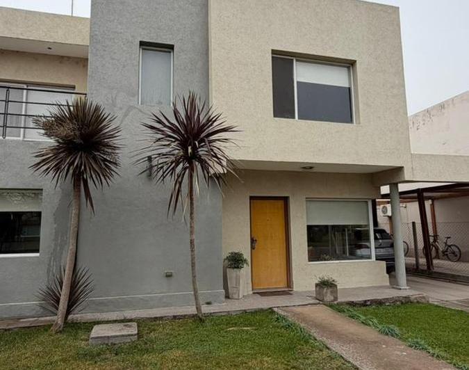 Casa · 290m² · 3 Dormitorios · 1 Cochera