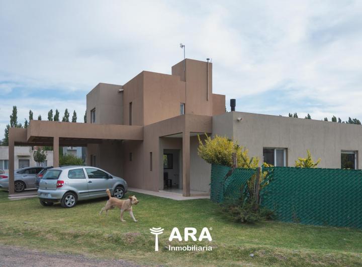 Casa · 170m² · 4 Ambientes · 2 Cocheras