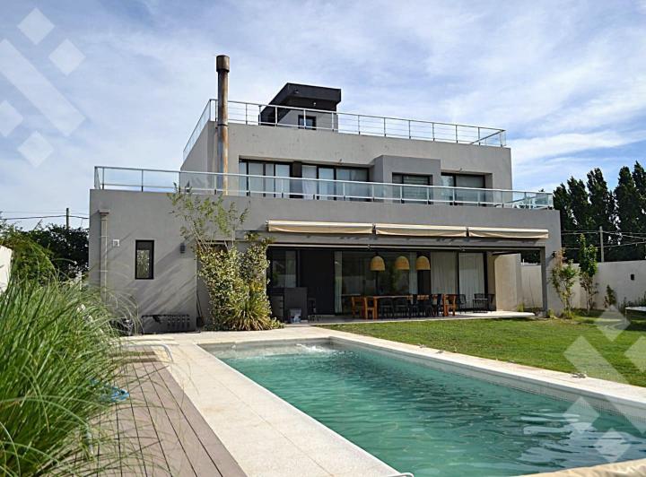 Casa · 290m² · 6 Ambientes · 2 Cocheras