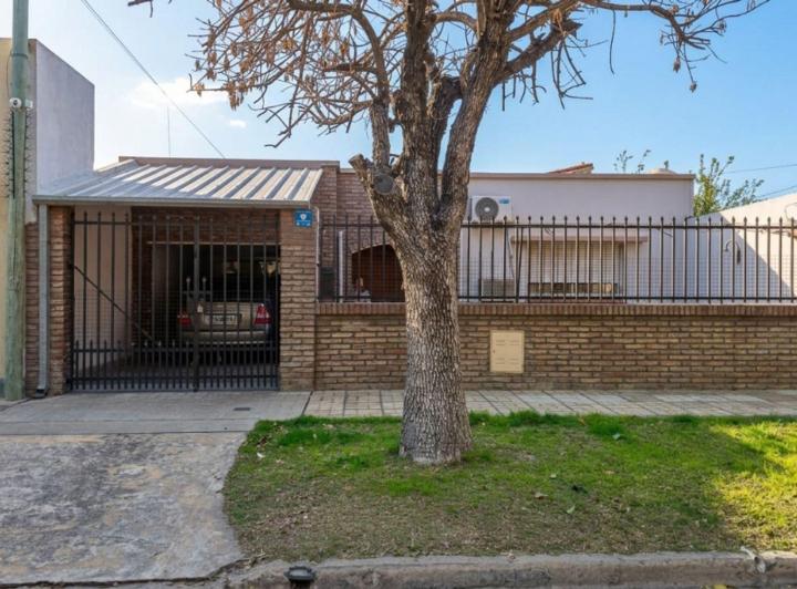 Casa · 174m² · 5 Ambientes · 2 Cocheras