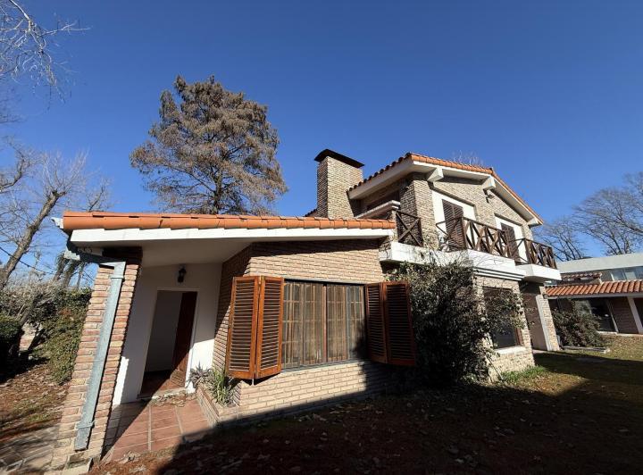Casa · 270m² · 6 Ambientes · 1 Cochera