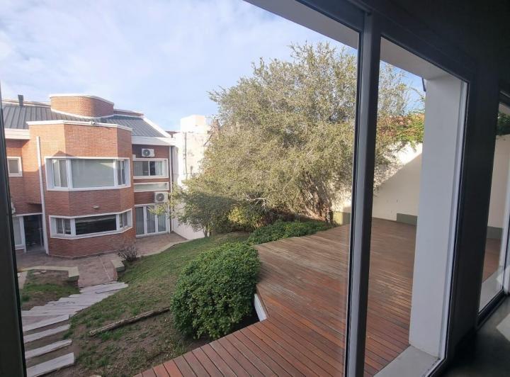 Casa · 350m² · 5 Ambientes · 1 Cochera