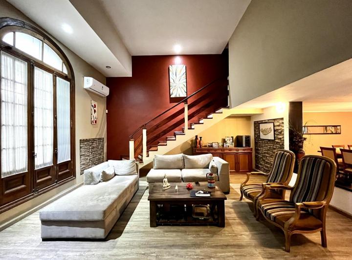 Casa · 180m² · 5 Ambientes