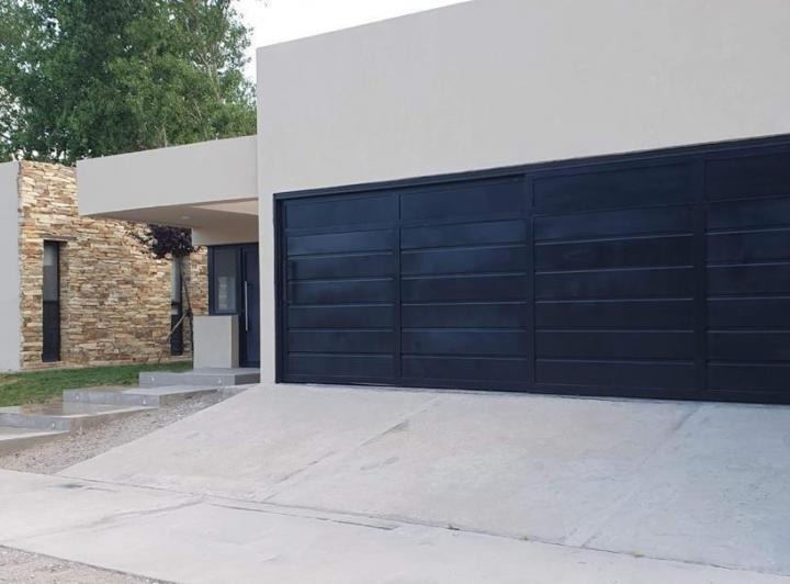 Casa · 210m² · 4 Ambientes · 1 Cochera
