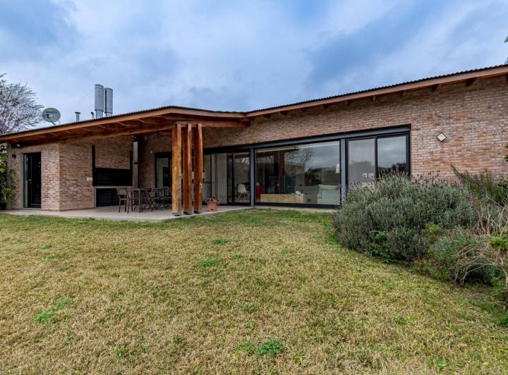 Casa · 134m² · 2 Ambientes · 2 Cocheras