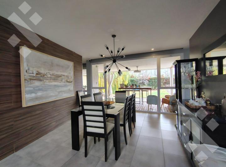 Casa · 1000m² · 8 Ambientes · 2 Cocheras