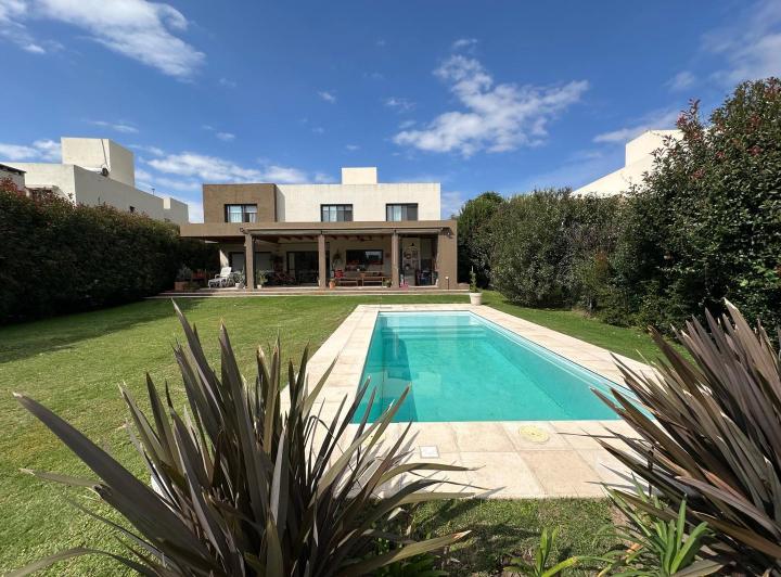 Casa · 440m² · 5 Ambientes · 2 Cocheras