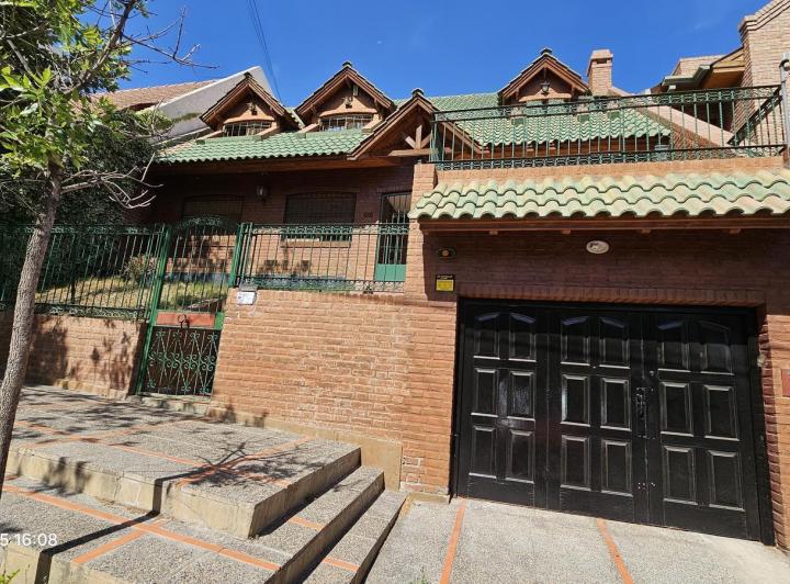 Casa · 320m² · 9 Ambientes · 2 Cocheras
