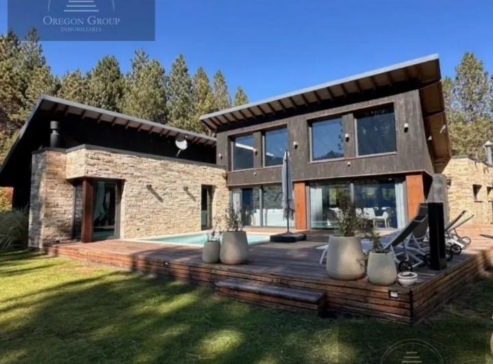 Casa · 236m² · 6 Ambientes · 1 Cochera