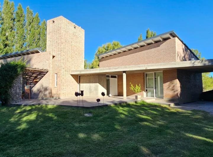 Casa · 273m² · 5 Ambientes · 2 Cocheras