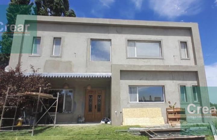 Casa · 220m² · 5 Ambientes · 2 Cocheras
