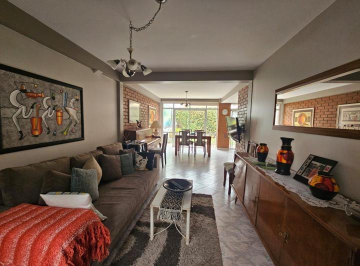 Casa · 130m² · 5 Ambientes · 1 Cochera
