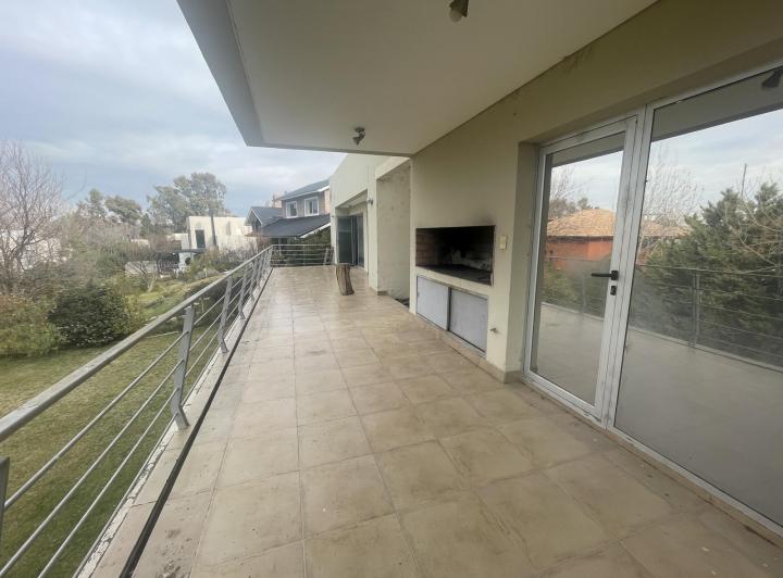 Casa · 330m² · 5 Ambientes · 1 Cochera