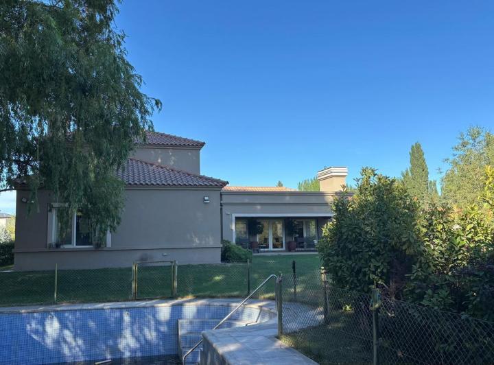 Casa · 450m² · 4 Dormitorios