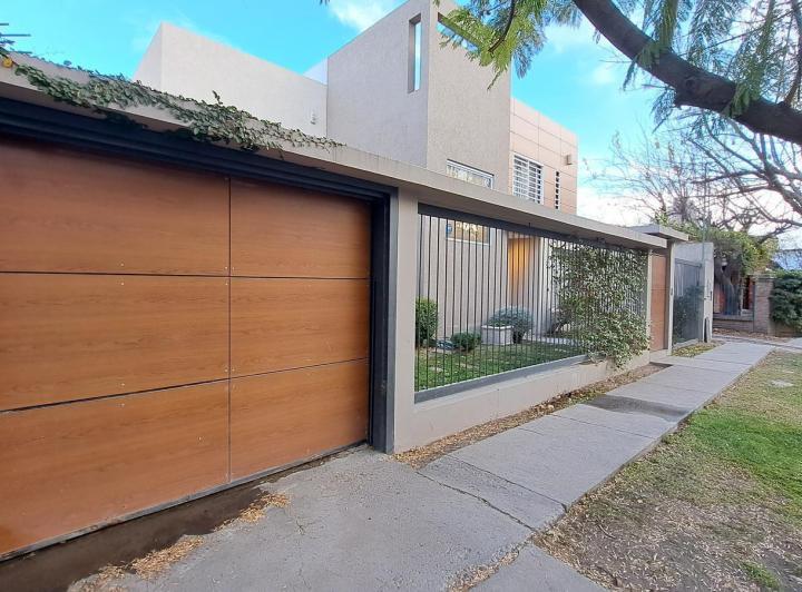 Casa · 280m² · 3 Dormitorios