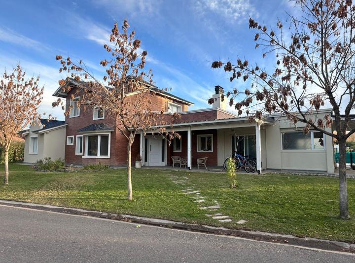 Casa · 210m² · 5 Ambientes