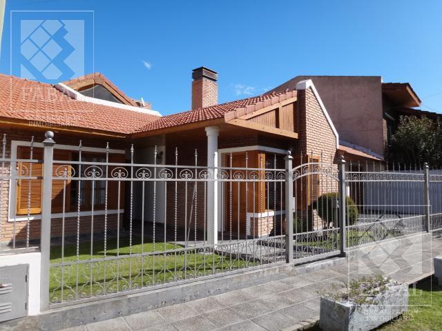 Casa · 235m² · 6 Ambientes · 2 Cocheras