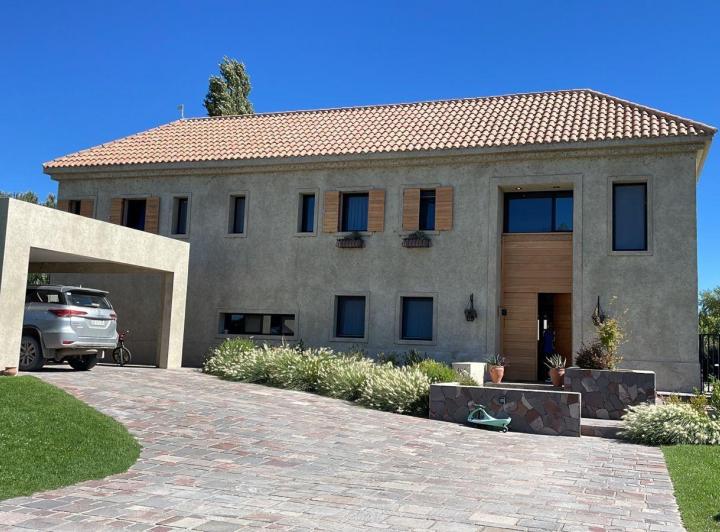 Casa · 540m² · 6 Ambientes · 4 Cocheras