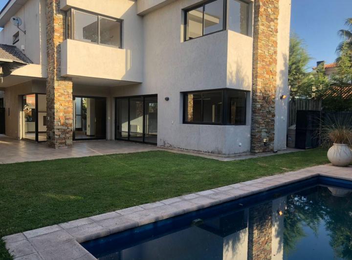 Casa · 289m² · 3 Dormitorios · 2 Cocheras