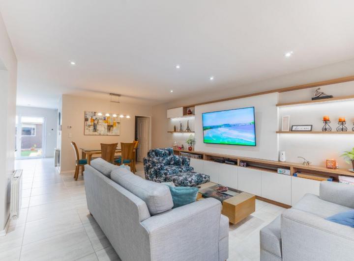 Casa · 246m² · 6 Ambientes · 2 Cocheras