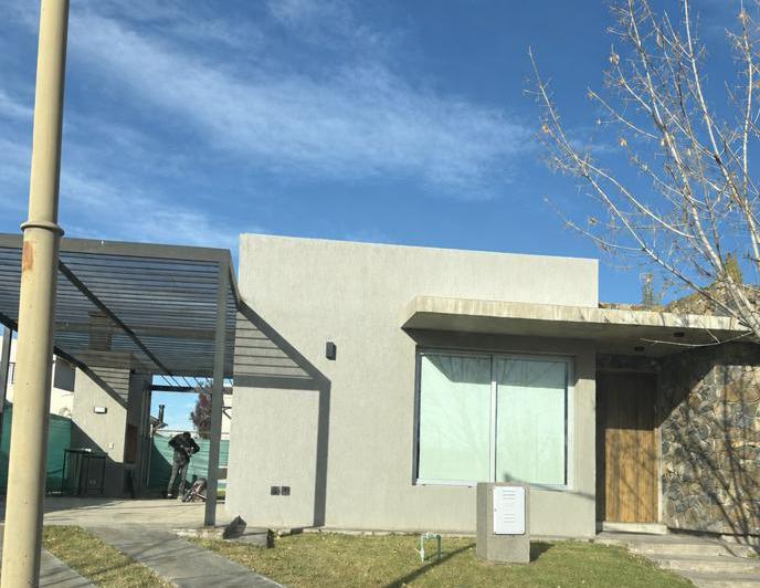 Casa · 165m² · 5 Ambientes · 2 Cocheras