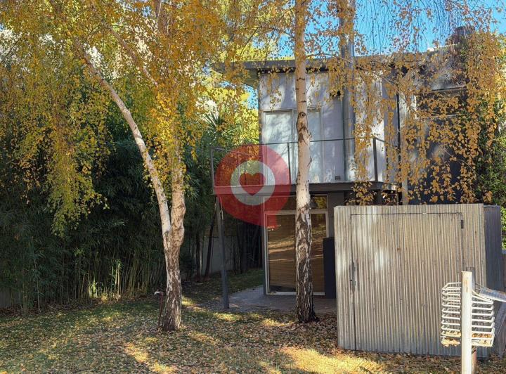 Casa · 85m² · 4 Ambientes · 2 Cocheras