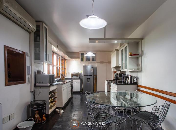 Casa · 300m² · 10 Ambientes · 2 Cocheras