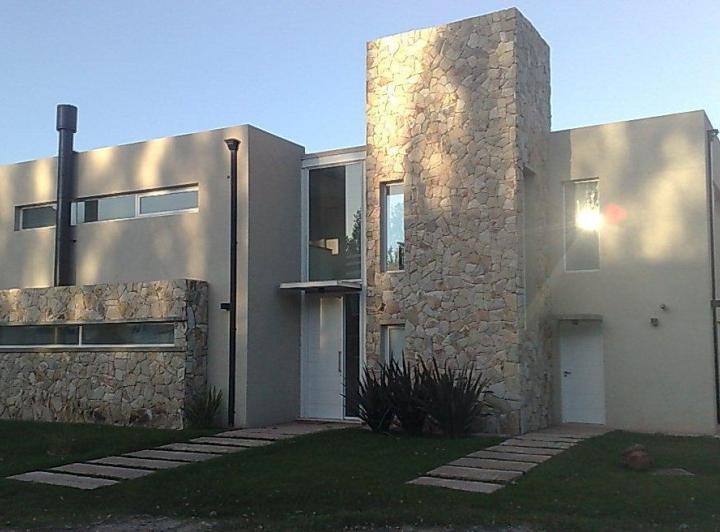 Casa · 4 Ambientes · 2 Cocheras