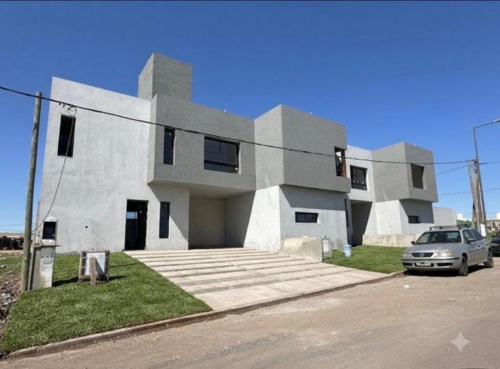 Casa · 135m² · 5 Ambientes · 2 Cocheras
