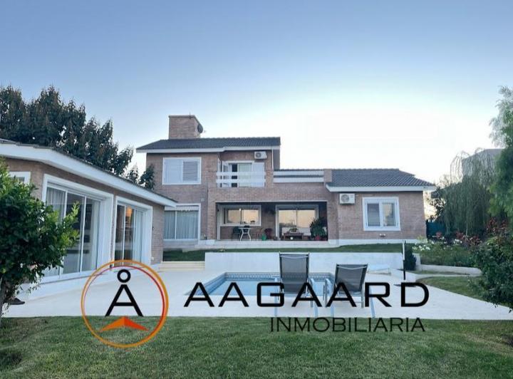 Casa · 410m² · 6 Ambientes · 2 Cocheras