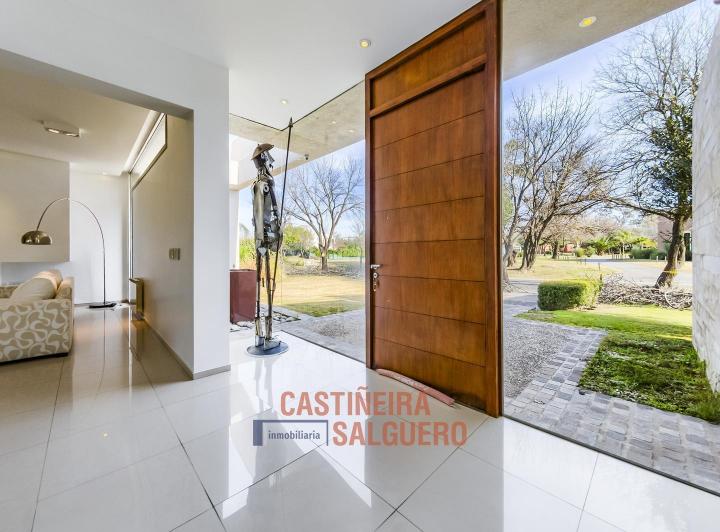 Casa · 2450m² · 10 Ambientes · 6 Cocheras