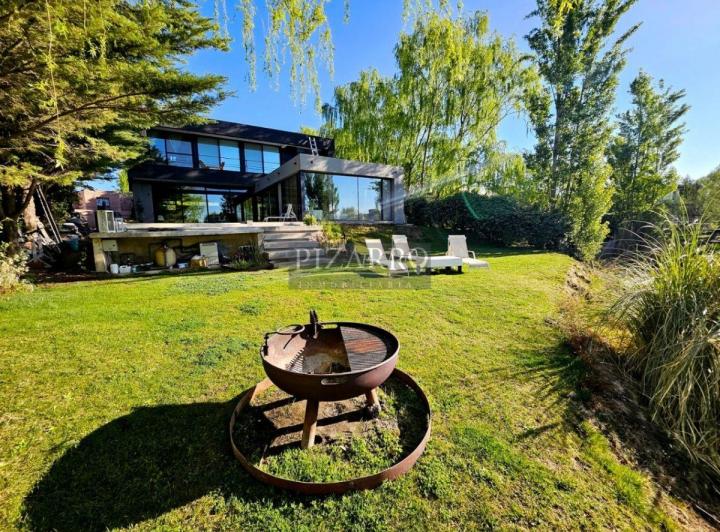 Casa · 380m² · 7 Ambientes · 1 Cochera